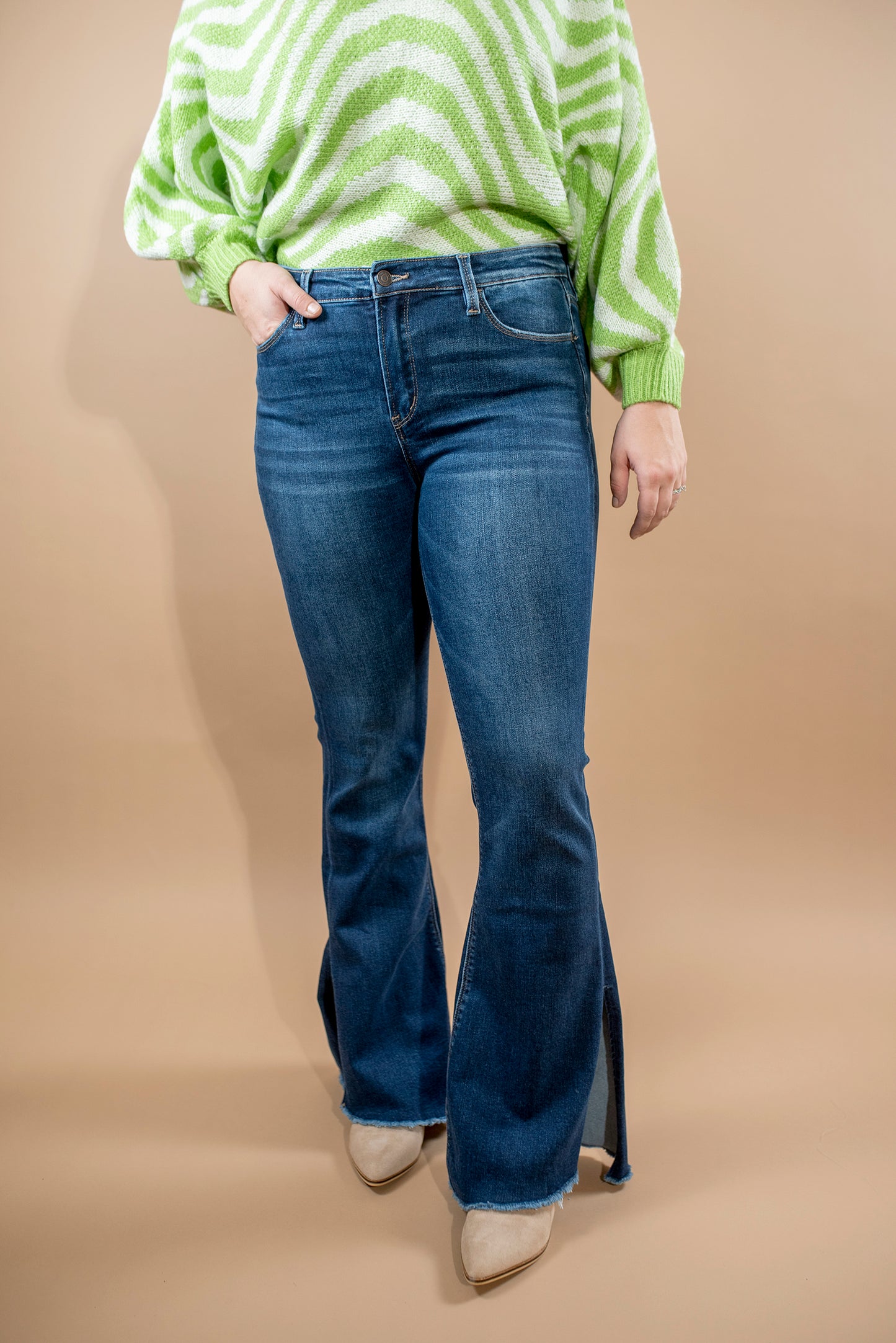 Cool Girl Flare w Slit Jeans